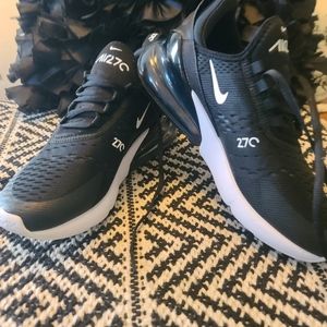 NIKE Air Max 270